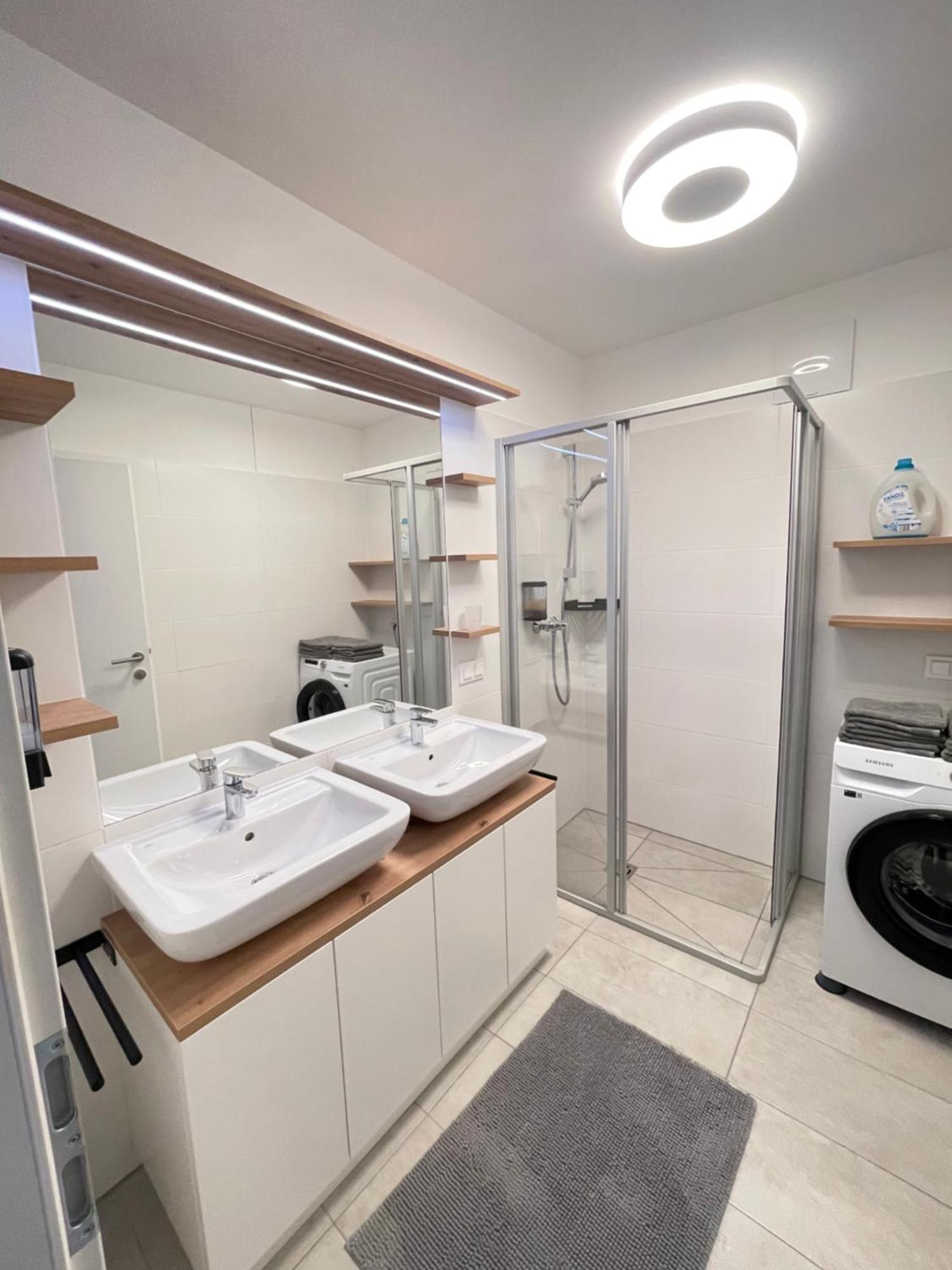 Ferienwohnung 100 Qm Penthouse, Self-Check-In, 2 Parkplaetze Graz Exterior foto